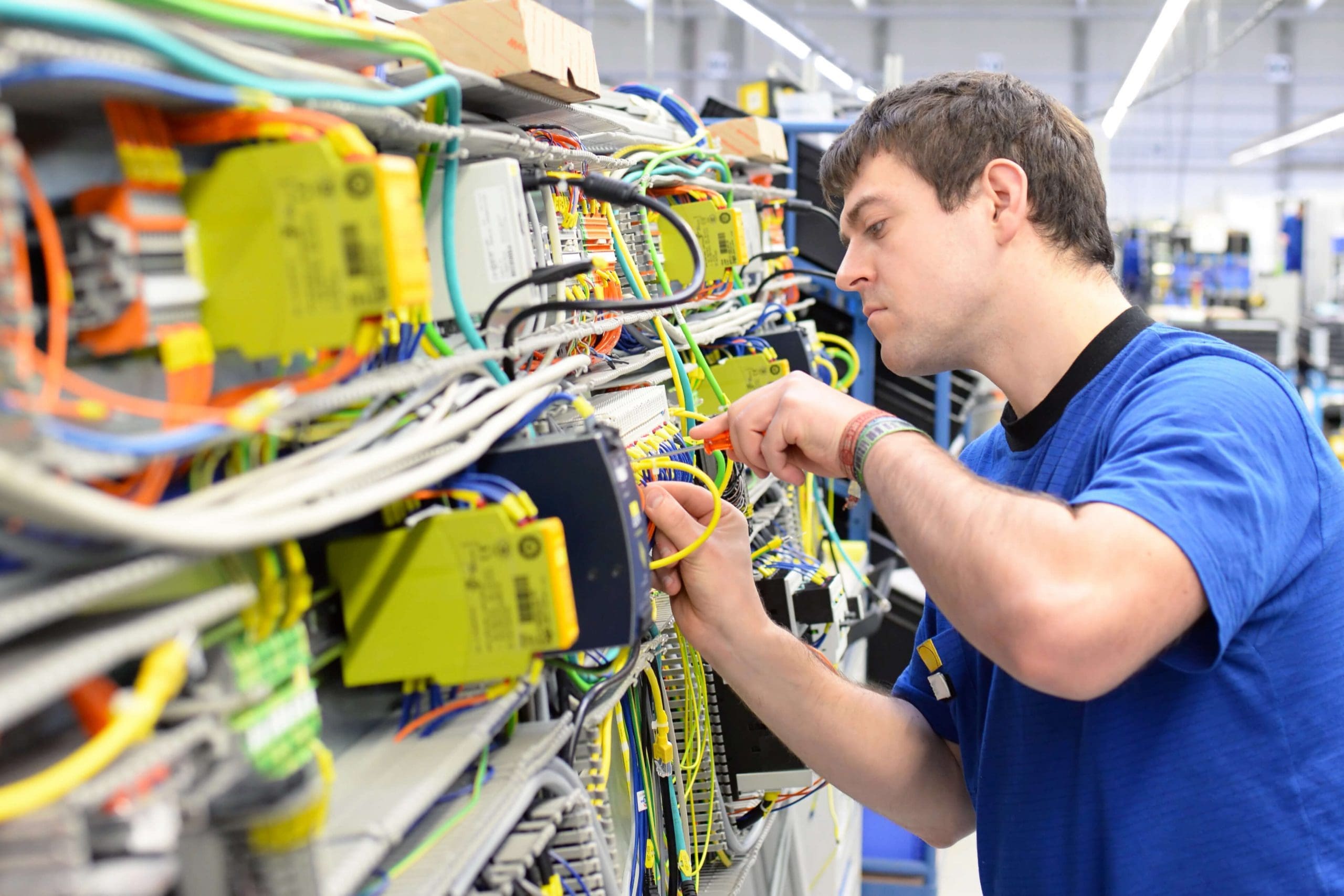 Electronic engineer. Электрик. Электромонтажник. Электромонтер. Инженер электрик.